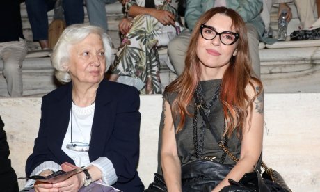 Λέτε το βλέμμα να... προδίδει κάτι; Η Ευρυδίκη με την πεθερά της στην 1η κοινή δημόσια εμφάνισή τους
