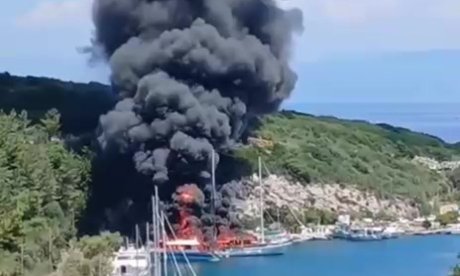 Φωτιά σε τουριστικά σκάφη στους Παξούς: Πώς ένας καπετάνιος έδωσε 4 τουρίστες - Βίντεο