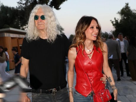 Η σπάνια ροκ εμφάνιση του Νίκου Καρβέλα και της Έλενας Φερεντίνου & η «εναλλακτική» οικογένειά τους
