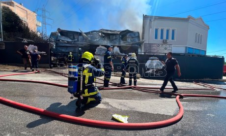 Φωτιά στο Μενίδι: Πώς οι φλόγες κατέκαψαν μέσα σε λίγα δευτερόλεπτα επιχείρηση ανταλλακτικών