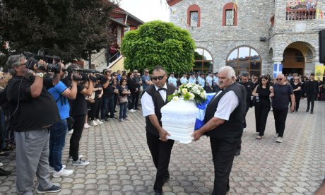 Δράμα: Σε κλίμα οδύνης η κηδεία της Αντιγόνης που σκότωσε με 7 μαχαιριές ο σύζυγός της