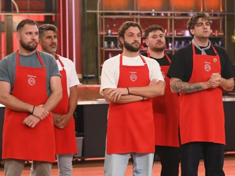 Ο πρώτος παίκτης που περνά στον τελικό του MasterChef 10: Με δάκρυα η άβολη αποχώρηση των 5 μπλε