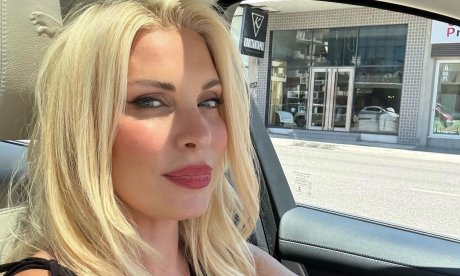 Ελένη Μενεγάκη: Η βόλτα στην πόλη, η selfie στο αυτοκίνητο και το τραγούδι που δεν σταματά να ακούει