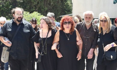 Θρήνος στο τελευταίο αντίο στον Σωτήρη Τσόγκα – Συντετριμμένη η σύζυγός του, Μαίρη Ραζή