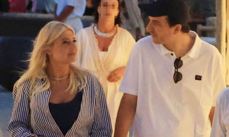 Από την Πάρο στην Αντίπαρο: Η Φαίη Σκορδά και ο Αλέξανδρος Αθανασιάδης σε beach bar του νησιού