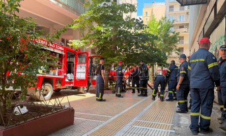 Υπό έλεγχο η φωτιά σε ξενοδοχείο στην Ομόνοια -  Ξεκίνησε από ηλεκτρικό πατίνι που εξερράγη