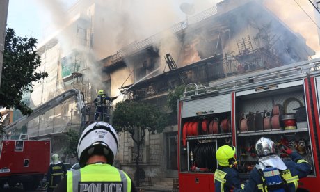 Καλλιθέα: Η συγκλονιστική στιγμή που η ένοικος του φλεγόμενου σπιτιού πηδά από το μπαλκόνι
