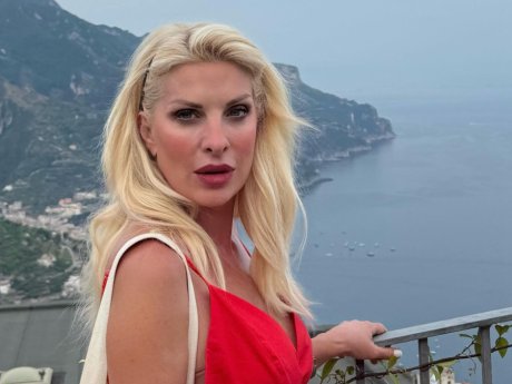 H bella donna Ελένη Μενεγάκη στην Ιταλία και ένα σχόλιο της με νόημα για τηλεοπτικές αναμνήσεις