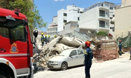 Κατέρρευσε κτήριο στα Πετράλωνα - Πληροφορίες για 1 αγνοούμενη - ΕΜΑΚ και Πυροσβεστική επί τόπου