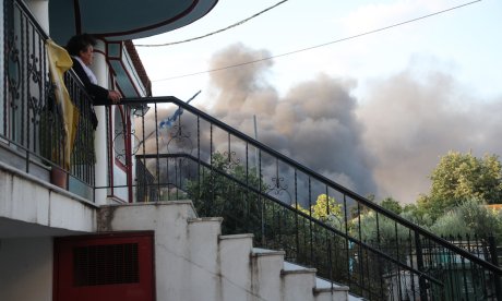 Ωραιόκαστρο: Μάχη με τις φλόγες και το τοξικό νέφος - Ισχυρές δυνάμεις επιχειρούν στο μέτωπο