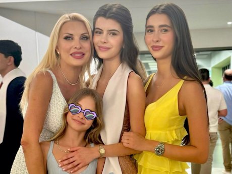 Η Ελένη Μενεγάκη μαζί με τις 3 κούκλες κόρες της σε μία σπάνια φωτο για την επιτυχία της Βαλέριας