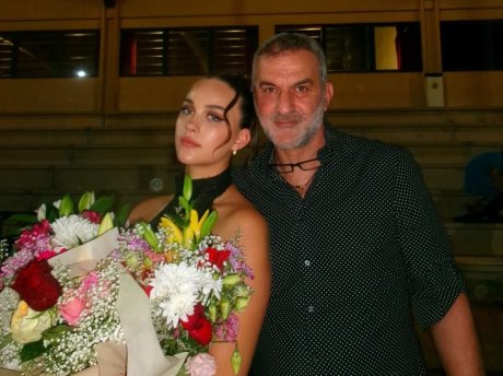 Τραϊανός και Βικτώρια Δέλλα, στην πιο όμορφη στιγμή μπαμπά - κόρης στην αποφοίτησή της & η συγκίνηση
