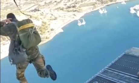 «Τιμή η κλήση, καθήκον η ανταπόκριση»: Ο Μπακογιάννης έκανε διπλό άλμα με αλεξίπτωτο - Βίντεο