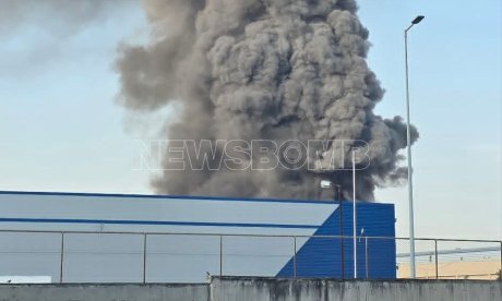 Έκρηξη και φωτιά σε εργοστάσιο στον Ασπρόπυργο - Πυκνός καπνός από τα υλικά που καίγονται