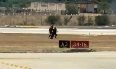 Ζάκυνθος: Η στιγμή που ο πιλότος απομακρύνεται από το φλεγόμενο F-16