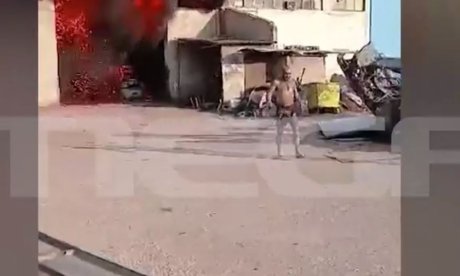 Ασπρόπυργος: Συγκλονιστικό βίντεο με εργαζόμενο να βγαίνει καμένος μέσα από το φλεγόμενο κτήριο