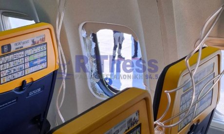 Ryanair: Συγκλονίζει η σύζυγος του επιβάτη που βρέθηκε έξω από σπασμένο παράθυρο του αεροπλάνου