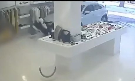 Νέο βίντεο: Η στιγμή που το SUV εισβάλλει στο κατάστημα ρούχων στα Βριλήσσια
