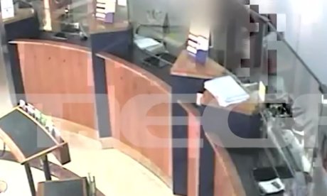 Εμπρησμός Marfin: Καρέ – καρέ η στιγμή της δολοφονικής επίθεσης στην τράπεζα – Βίντεο ντοκουμέντο
