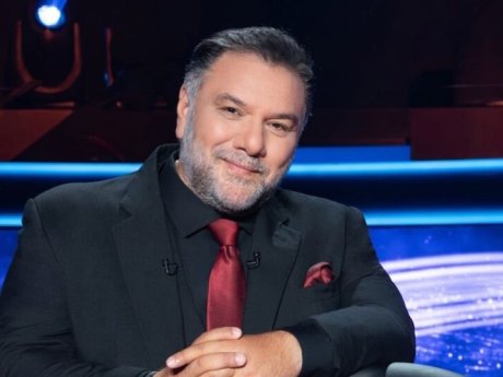 Ο Γρηγόρης Αρναούτογλου προετοιμάζεται για την 14η σεζόν του στον ΑΝΤ1 ντυμένος ως Θεός του Ολύμπου