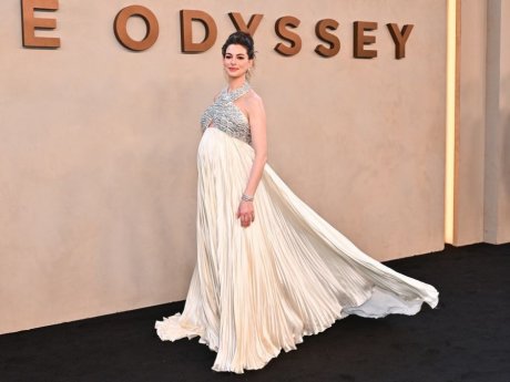 Anne Hathaway: «Οι πιθανότητες να μείνω έγκυος στα 43 ήταν πολύ μικρές»