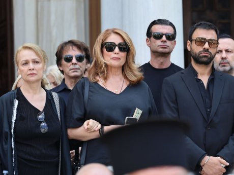 Συγκίνηση στο ύστατο «αντίο» της Μάρως Κοντού: Τα λόγια της Γκερέκου για τη γυναίκα - πρότυπο