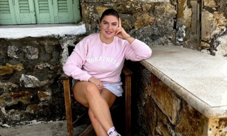 Δανάη Μπάρκα: Ο ξέφρενος χορός της με κοντό σορτσάκι σε beach bar