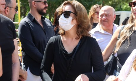 Συντετριμμένη η κόρη της Μαίρης Λίντα στο τελευταίο χειροκρότημα της μητέρας της