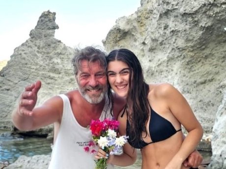 Ο Γιάννης Στάνκογλου ποζάρει με την 17χρονη κούκλα κόρη του Φοίβη για 1η φορά & τα σχόλια ήταν επικά
