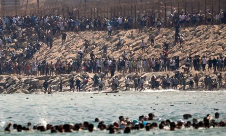 Απόλυτο χάος στην Θέουτα: Μετανάστες εισβάλλουν σε σπίτια κατοίκων - Σοκαριστικές εικόνες