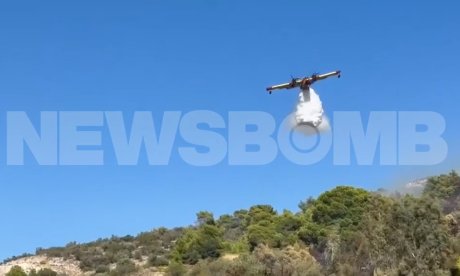 Βίντεο Newsbomb: 7 Canadair ρίψεις, το ένα μετά το άλλο, στη φωτιά σε Ποικίλο Όρος και Χαϊδάρι