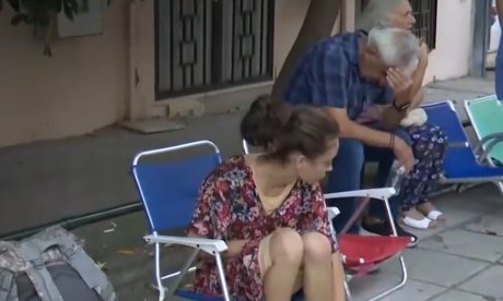 Απίστευτο: Κοιμήθηκαν έξω από αστυνομικό τμήμα για να προλάβουν διαβατήριο με την παλιά ταυτότητα