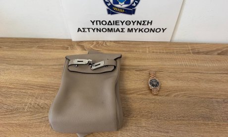 Μύκονος: Η στιγμή που εντοπίζουν το ρολόι και την τσάντα των 75.000 ευρώ κάτω από πέτρες