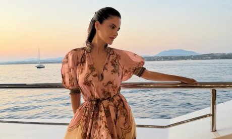 Αλεξάνδρα Νίκα: Ξυπόλητη με το πιο σικ αέρινο φόρεμα πάνω στο σκάφος – Η βόλτα με τον γιο της