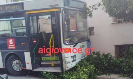 Οδηγός λεωφορείου υπέστη ανακοπή καθώς οδηγούσε, έχασε τον έλεγχο και έριξε το όχημα πάνω σε άλλα ΙΧ