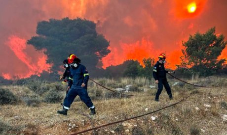 Φωτιά στον Κουβαρά: «Ο αέρας είναι τρελός, στρίβει συνέχεια» είπε ο δήμαρχος Λαυρεωτικής
