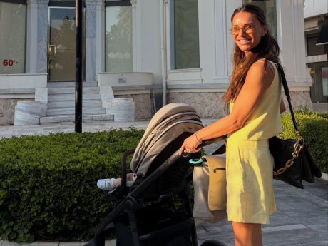 Για την Ελένη Τσολάκη οι διακοπές στη Σύρο είναι γεμάτες παιχνίδια & αγκαλιές με την κόρη της, Μαρία