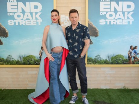Η Anne Hathaway, η fake κοιλιά εγκυμοσύνης και το δικαίωμα να μην απολογούμαστε πια για το σώμα μας