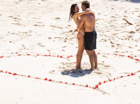 Alessandra Ambrosio: Είπε το πιο μεγάλο «ναι» στον Buck Palmer μέσα σε μια καρδιά στην άμμο