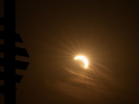 Η Ευρώπη βυθίστηκε στο σκοτάδι για λίγα λεπτά: Οι viral εικόνες από την ολική έκλειψη Ηλίου