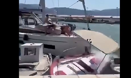 Κάλαμος: Η στιγμή που ιστιοφόρο προσκρούει σε δεμένα σκάφη στο λιμάνι – Δείτε βίντεο