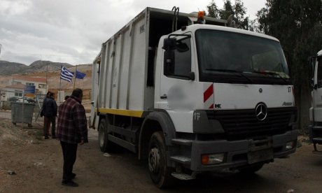 «Με χτυπούσαν συνεχόμενα στο κεφάλι, στα πλευρά…» – Βίντεο από τον ξυλοδαρμό οδηγού απορριμματοφόρου