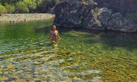 Ρένα Μόρφη: Καλοκαιρινές βουτιές στον Αώο με μπικίνι – Η εντυπωσιακή σιλουέτα της