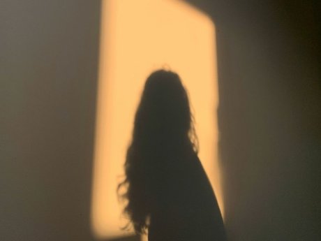 Αν μια επώνυμη γυναίκα δεν μπορεί να καταγγείλει τη βία χωρίς να γίνει πρωτοσέλιδο, ποια μπορεί;