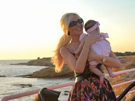 Η κόρη της Κατερίνας Καινούργιου στην αγκαλιά της προγιαγιάς της: 4 γενιές στο πιο συγκινητικό κλικ