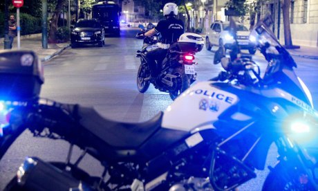 Εξάρχεια: Διαρρήκτες και αστυνομικοί  εγκλωβίστηκαν σε σπίτι και τους... απεγκλωβισε η πυροσβεστική