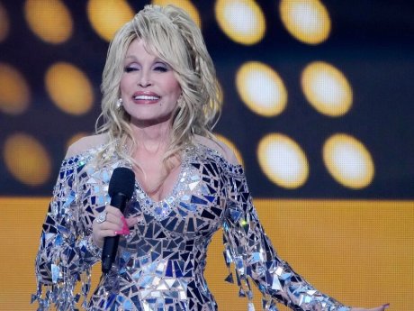 H ανιψιά της Dolly Parton αποκαλύπτει γιατί η τραγουδίστρια κράτησε κρυφή τη μάχη της με τον καρκίνο