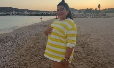 Η Δανάη Μπάρκα χορεύει στην παραλία και μιλάει με χιούμορ για το φύλο του μωρού που περιμένει