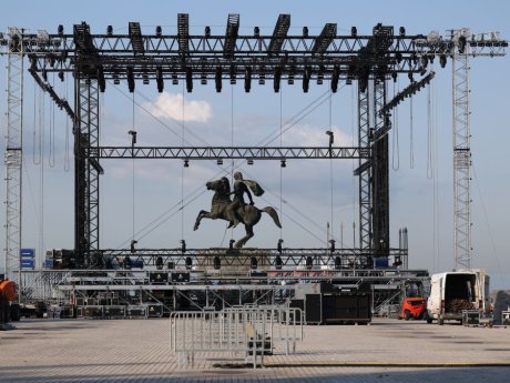 Ο Αντώνης Ρέμος, το άγαλμα του Μεγάλου Αλεξάνδρου και μια συναυλία που κρίθηκε πριν καν γίνει