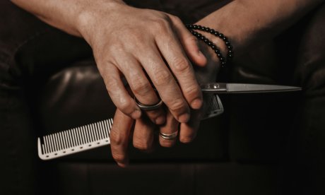 Μύκονος: Γνωστός κομμωτής έκλεψε φυλαχτό και γυαλιά ηλίου 1.000 ευρώ από κατάστημα